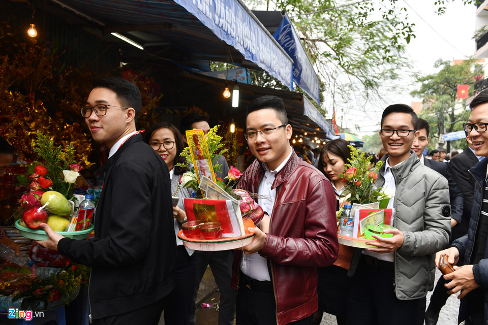 Dân công sở chật cứng phủ Tây Hồ ngày đầu đi làm